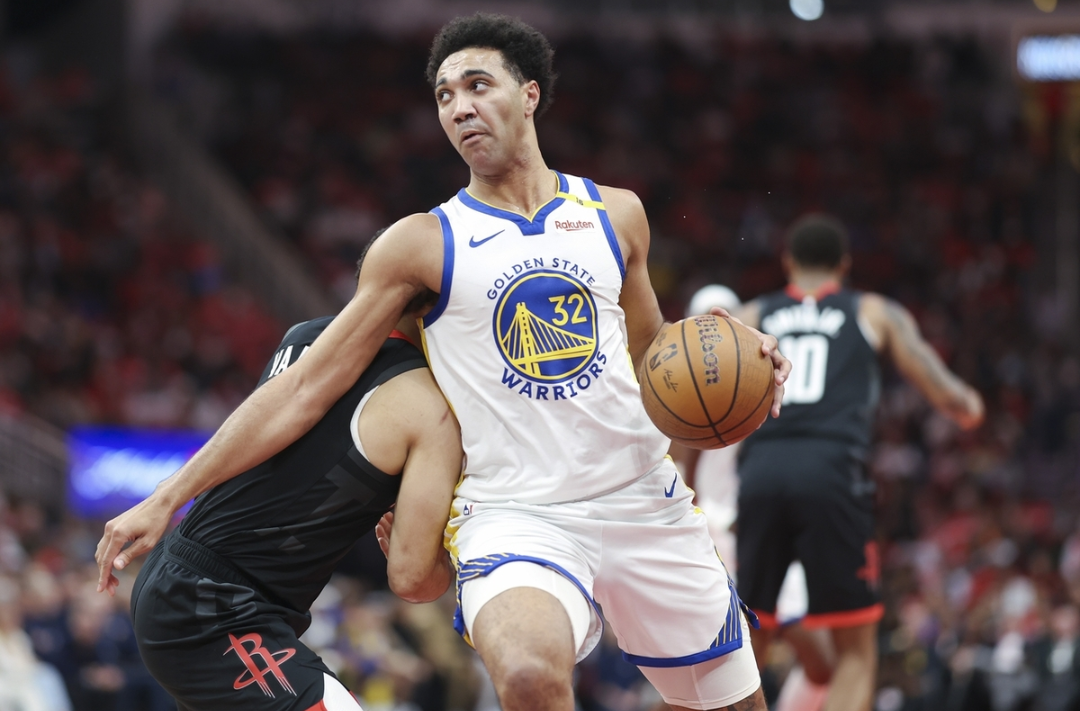 金州勇士决赛险胜菲尼克斯太阳,莱万砍下15记关键球,全场沸腾(金州勇士全场回放) 金州勇士决赛险胜菲尼克斯太阳,莱万砍下15记关键球,全场沸腾(金州勇士全场回放)